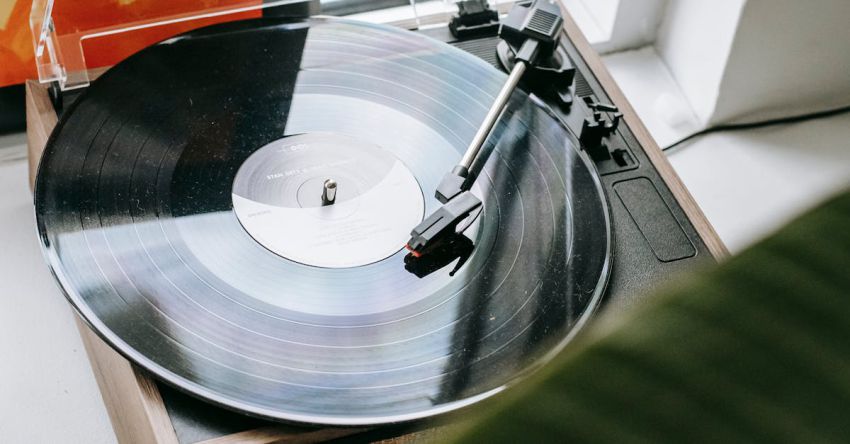 High-Resolution Audio - Vintage record player with disc placed on windowsill